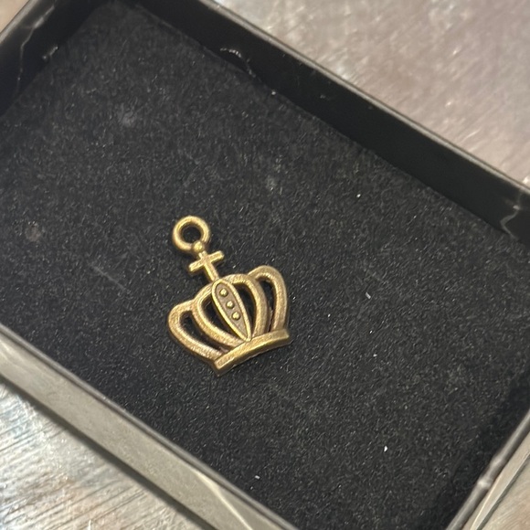 Gold Crown Pendant - Picture 1 of 1